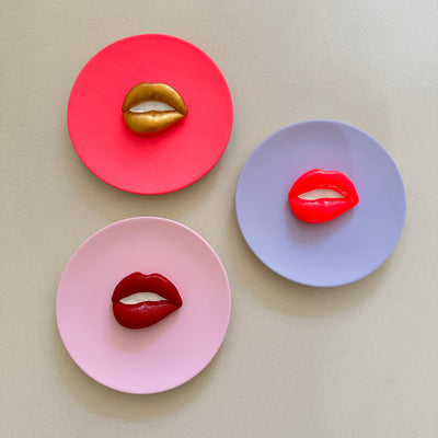 Keramieken lila bord met neon 3D mond – 16 cm handgemaakt