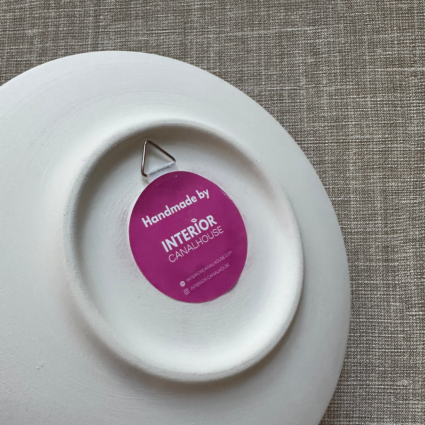 Keramieken bord met rode 3D mond – 16 cm handgemaakt