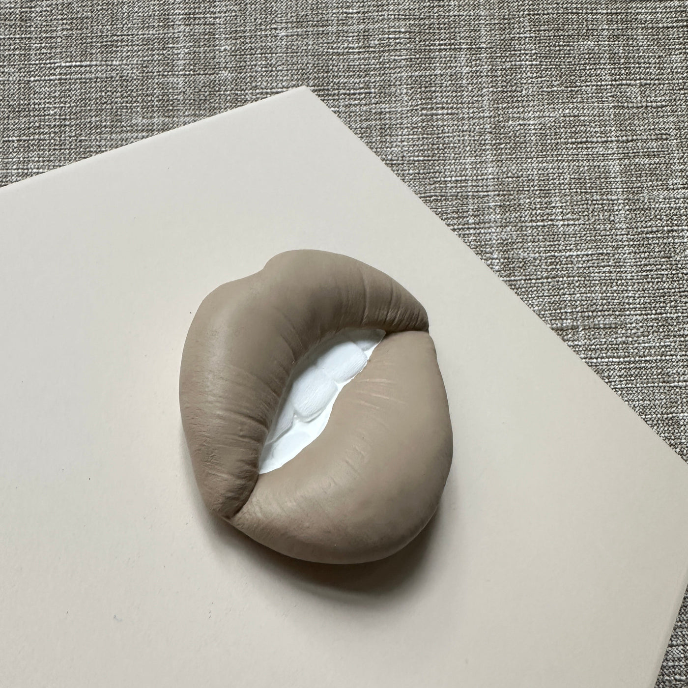 Keramieken tegel beige met taupe 3D mond – 15×15 cm handgemaakt