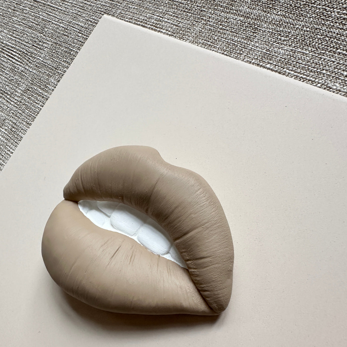Keramieken tegel beige met taupe 3D mond – 15×15 cm handgemaakt