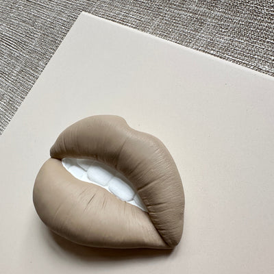 Keramieken tegel beige met taupe 3D mond – 15×15 cm handgemaakt