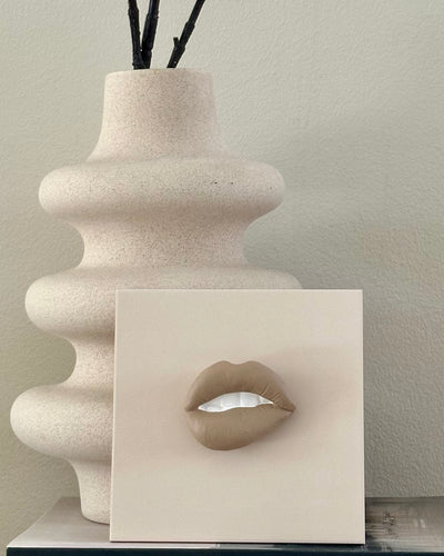 Keramieken tegel beige met taupe 3D mond – 15×15 cm handgemaakt