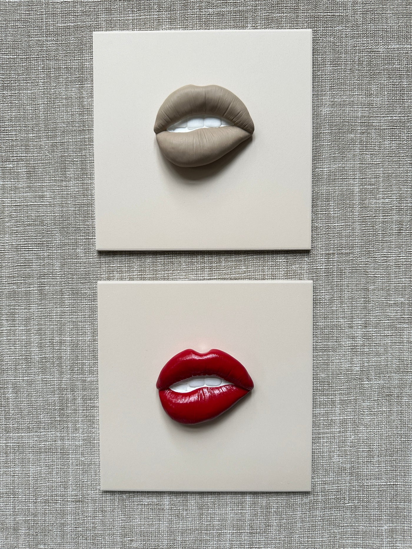 Keramieken tegel beige met taupe 3D mond – 15×15 cm handgemaakt