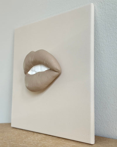 Keramieken tegel beige met taupe 3D mond – 15×15 cm handgemaakt