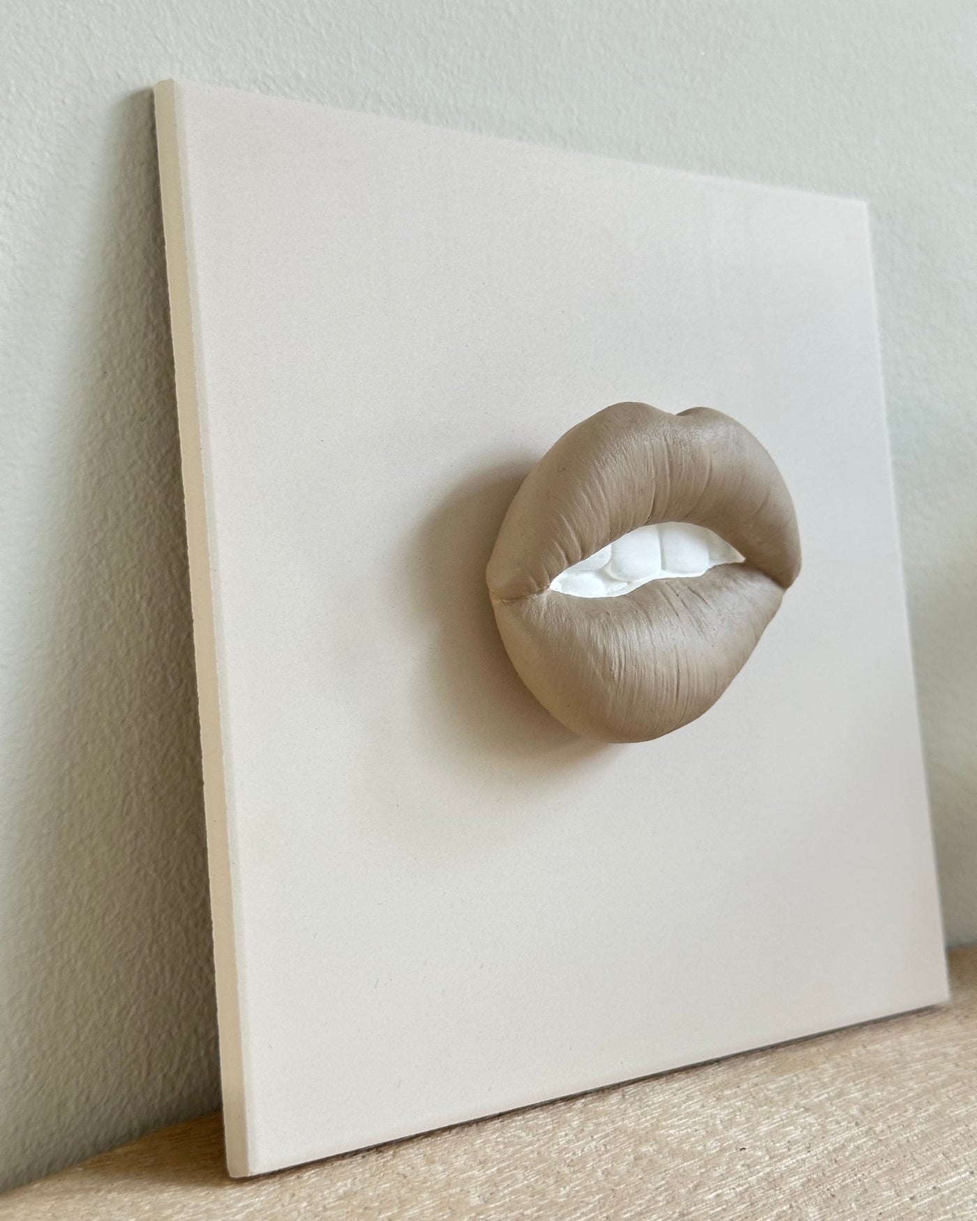 Keramieken tegel beige met taupe 3D mond – 15×15 cm handgemaakt