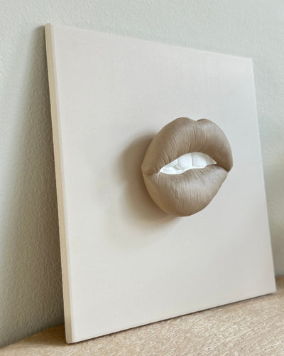 Keramieken tegel beige met taupe 3D mond – 15×15 cm handgemaakt