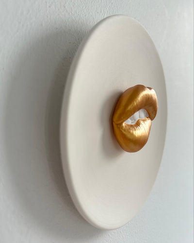 Keramieken bord off-white met gouden 3D mond – 16 cm handgemaakt