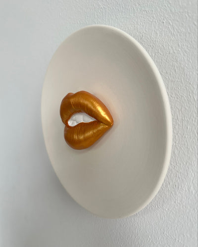 Keramieken bord off-white met gouden 3D mond – 16 cm handgemaakt