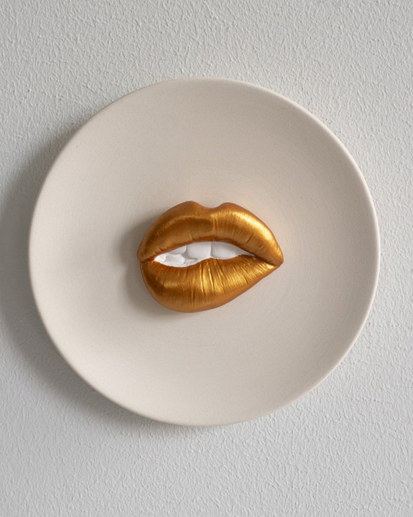 Keramieken bord off-white met gouden 3D mond – 16 cm handgemaakt