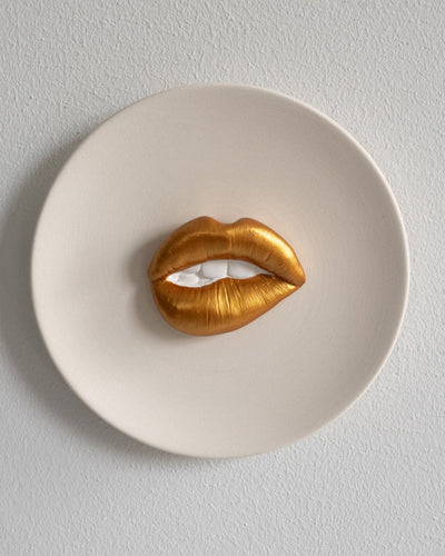 Keramieken bord off-white met gouden 3D mond – 16 cm handgemaakt