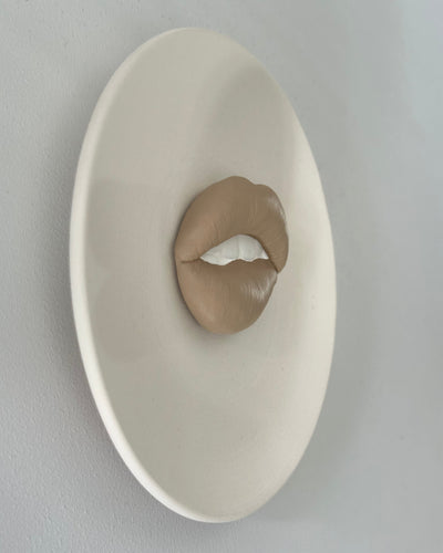 Keramieken bord off-white met taupe 3D mond – 16 cm handgemaakt