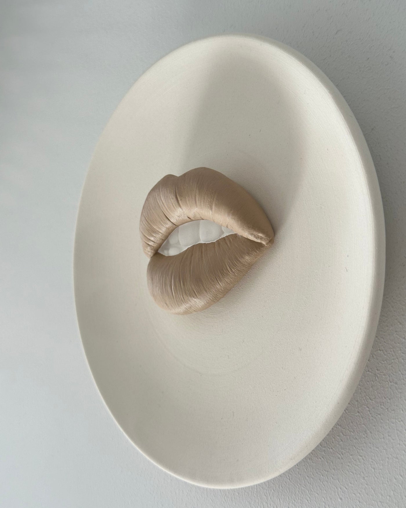 Keramieken bord off-white met taupe 3D mond – 16 cm handgemaakt