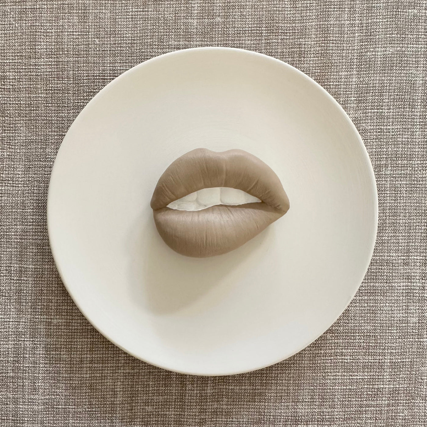Keramieken bord off-white met taupe 3D mond – 16 cm handgemaakt