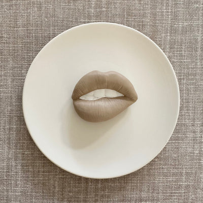 Keramieken bord off-white met taupe 3D mond – 16 cm handgemaakt