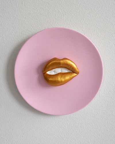 Keramieken bord licht roze met gouden 3D mond – 16 cm handgemaakt