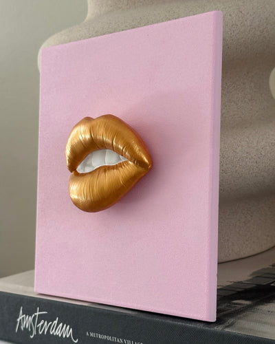 Keramieken tegel roze met gouden 3D mond – 15×15 cm handgemaakt