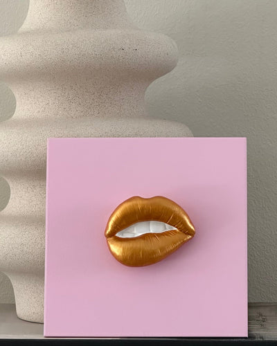 Keramieken tegel roze met gouden 3D mond – 15×15 cm handgemaakt