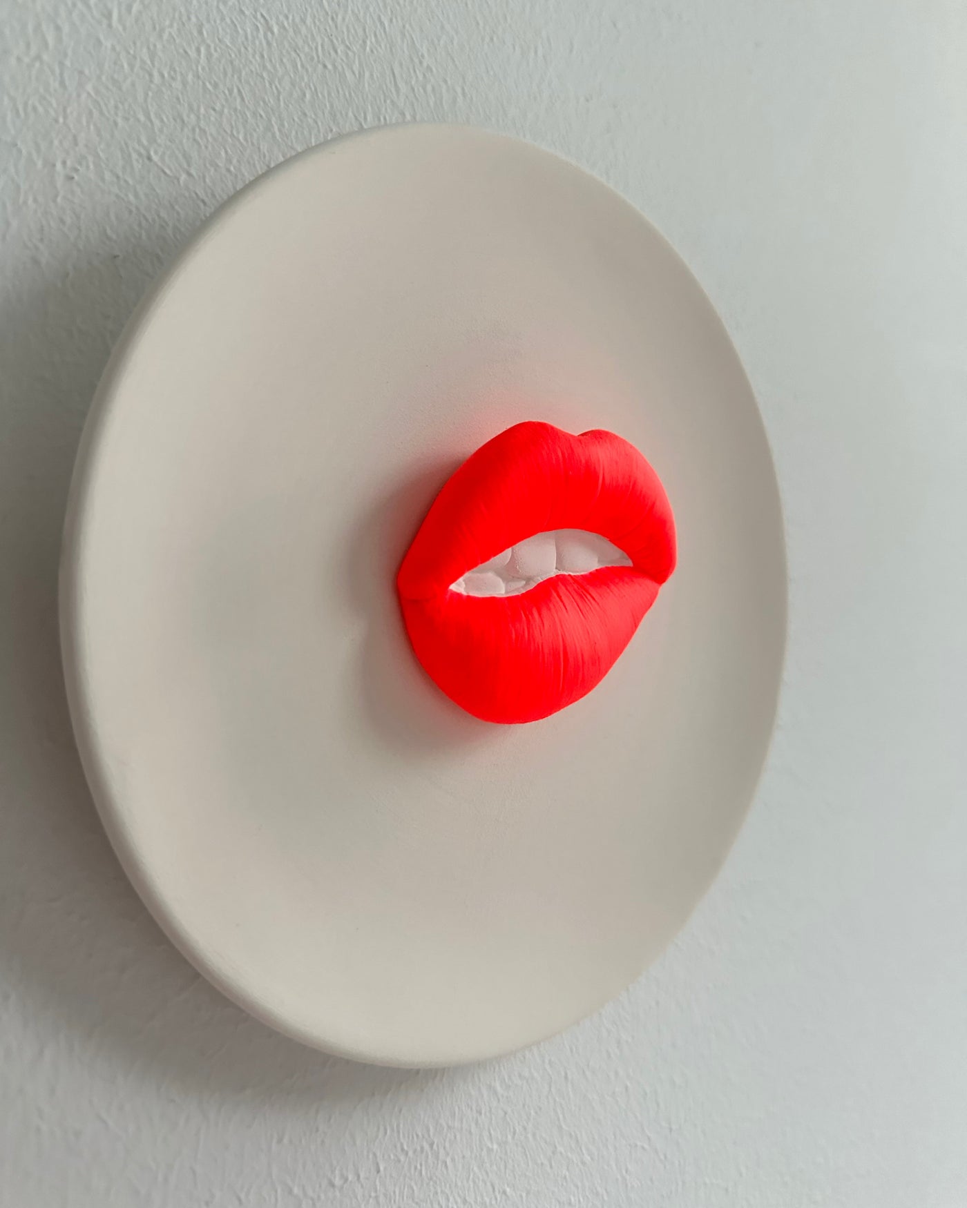 Keramieken bord off-white met neon 3D mond – 16 cm handgemaakt