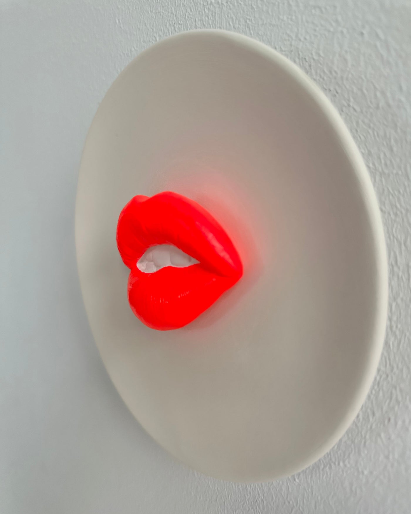 Keramieken bord off-white met neon 3D mond – 16 cm handgemaakt