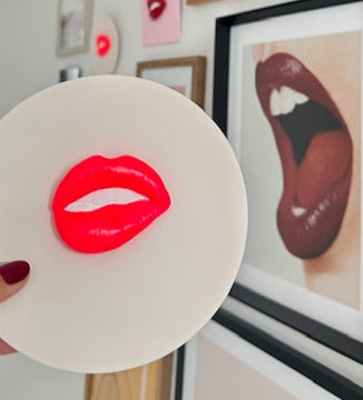 Keramieken bord off-white met neon 3D mond – 16 cm handgemaakt