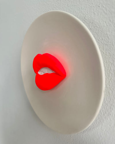 Keramieken bord off-white met neon 3D mond – 16 cm handgemaakt