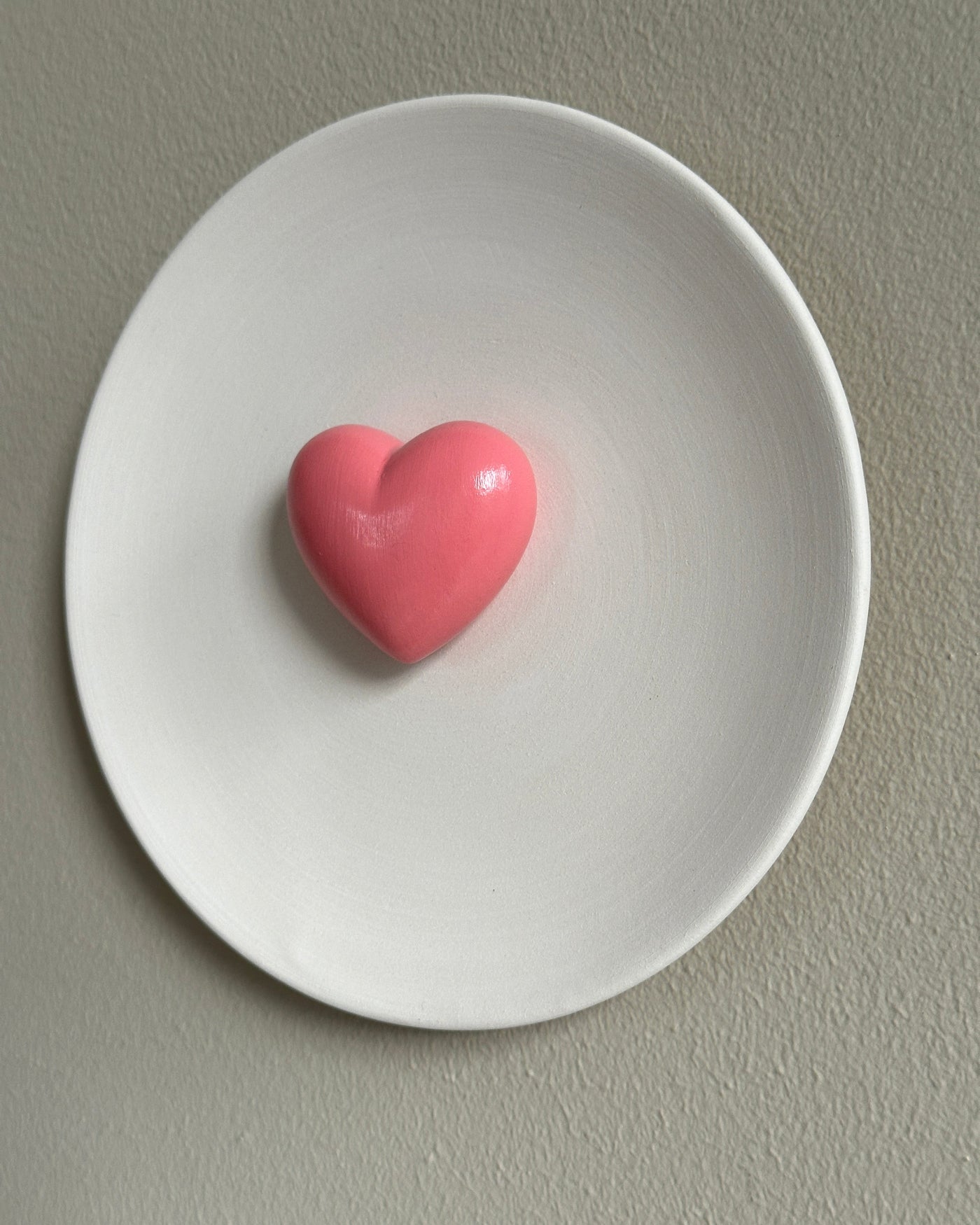 Keramieken bord off-white met 3D roze glossy hart - 16 cm