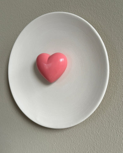 Keramieken bord off-white met 3D roze glossy hart - 16 cm
