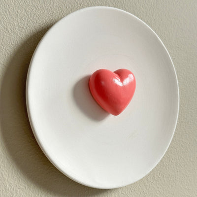 Keramieken bord off-white met 3D roze glossy hart - 16 cm