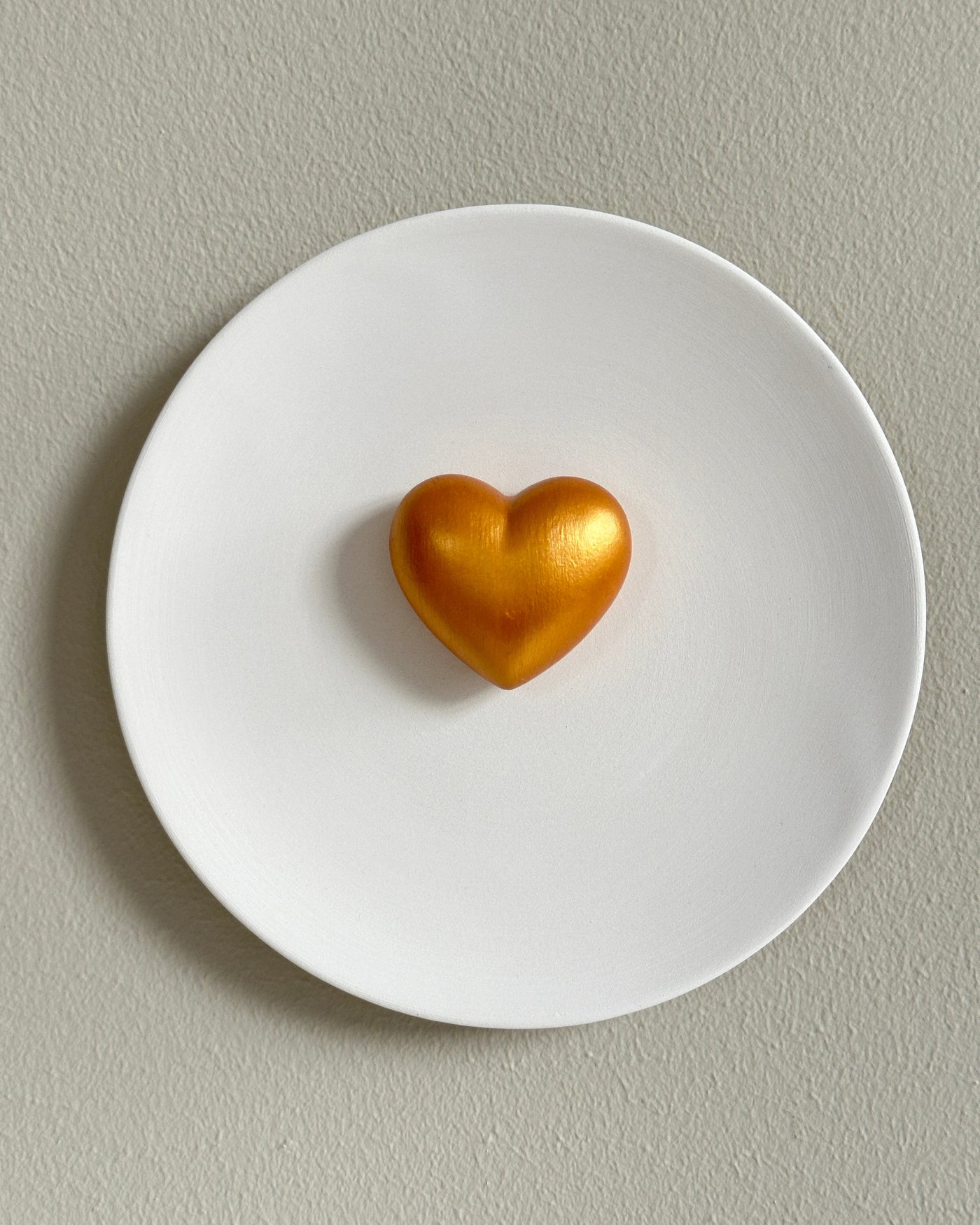 Keramieken wandbord off-white met 3D gouden hart - 16 cm