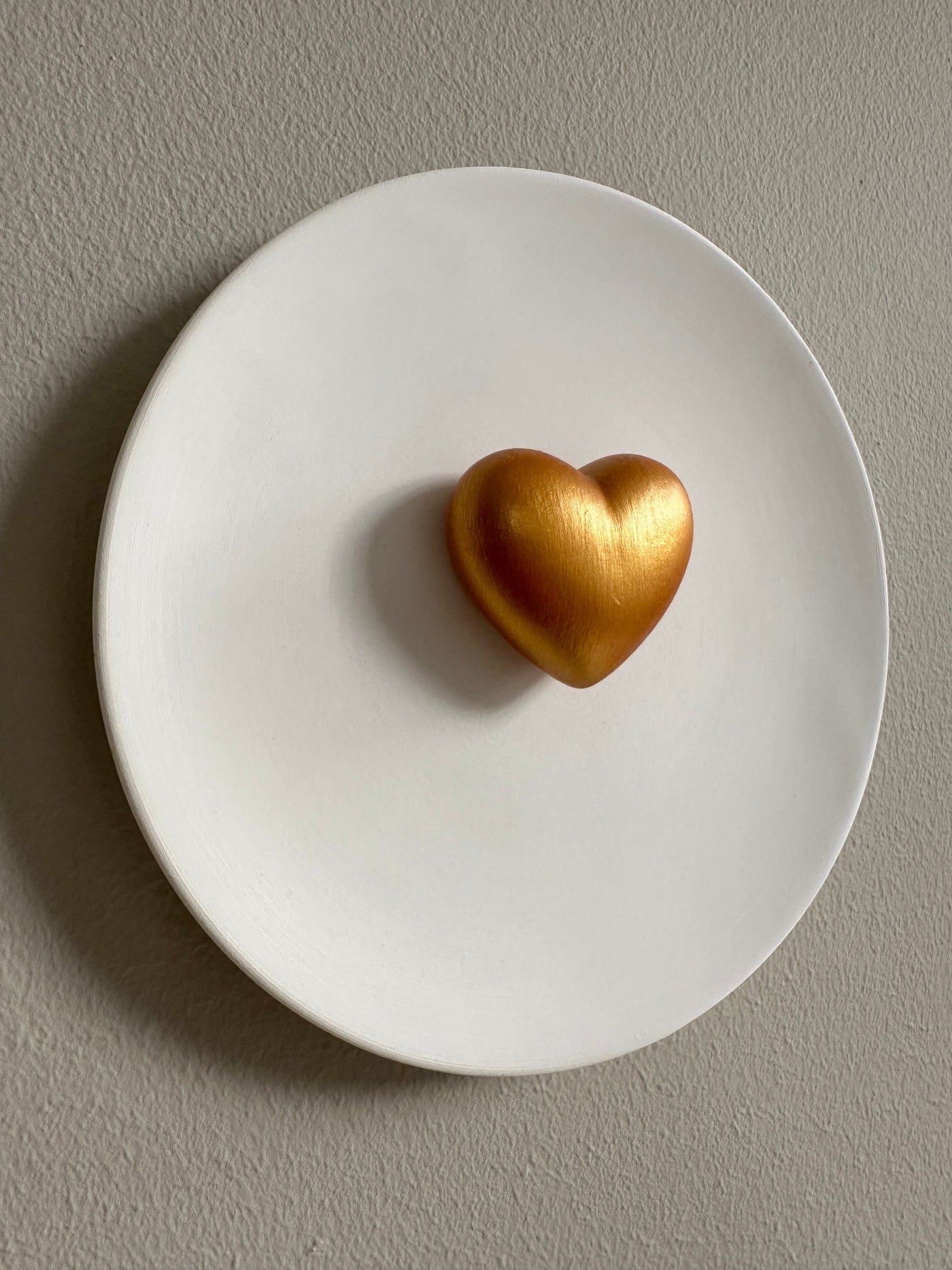 Keramieken wandbord off-white met 3D gouden hart - 16 cm