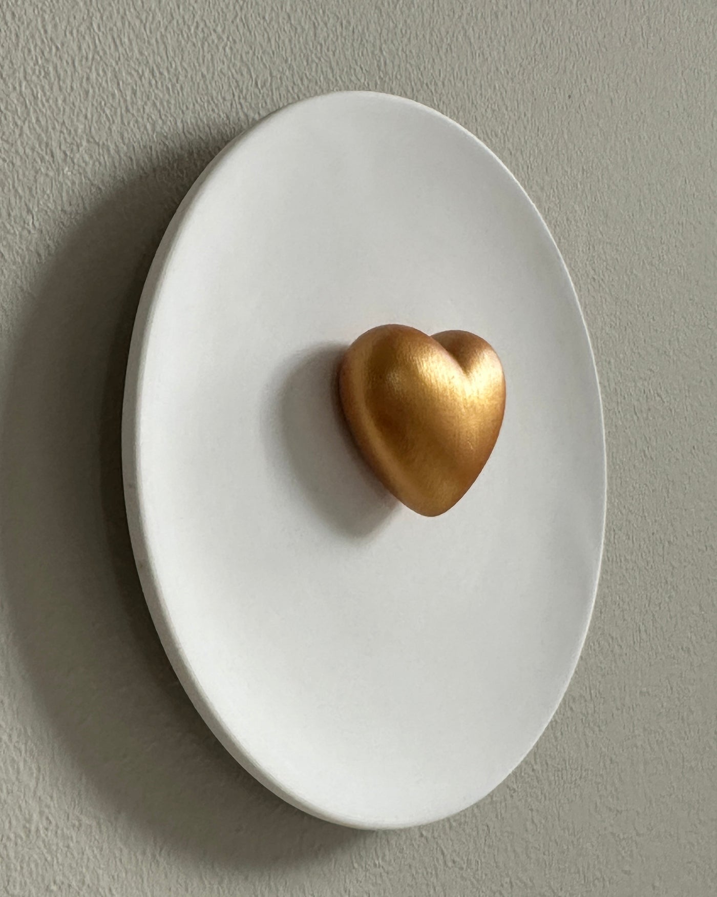 Keramieken wandbord off-white met 3D gouden hart - 16 cm