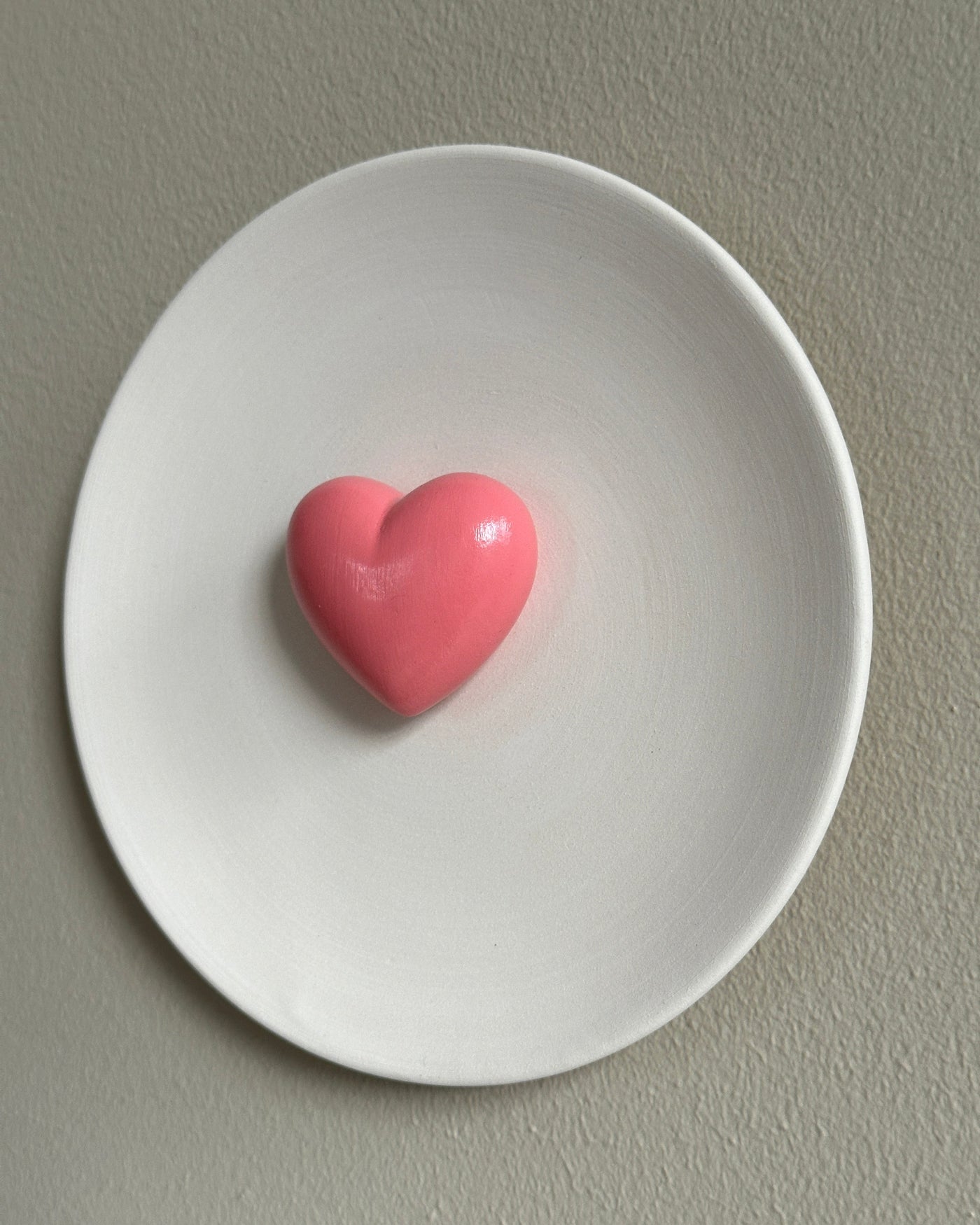 Keramieken bord off-white met 3D roze glossy hart - 16 cm