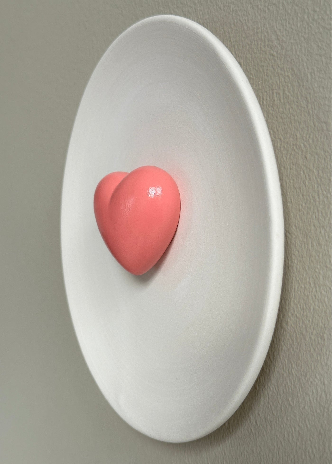 Keramieken bord off-white met 3D roze glossy hart - 16 cm