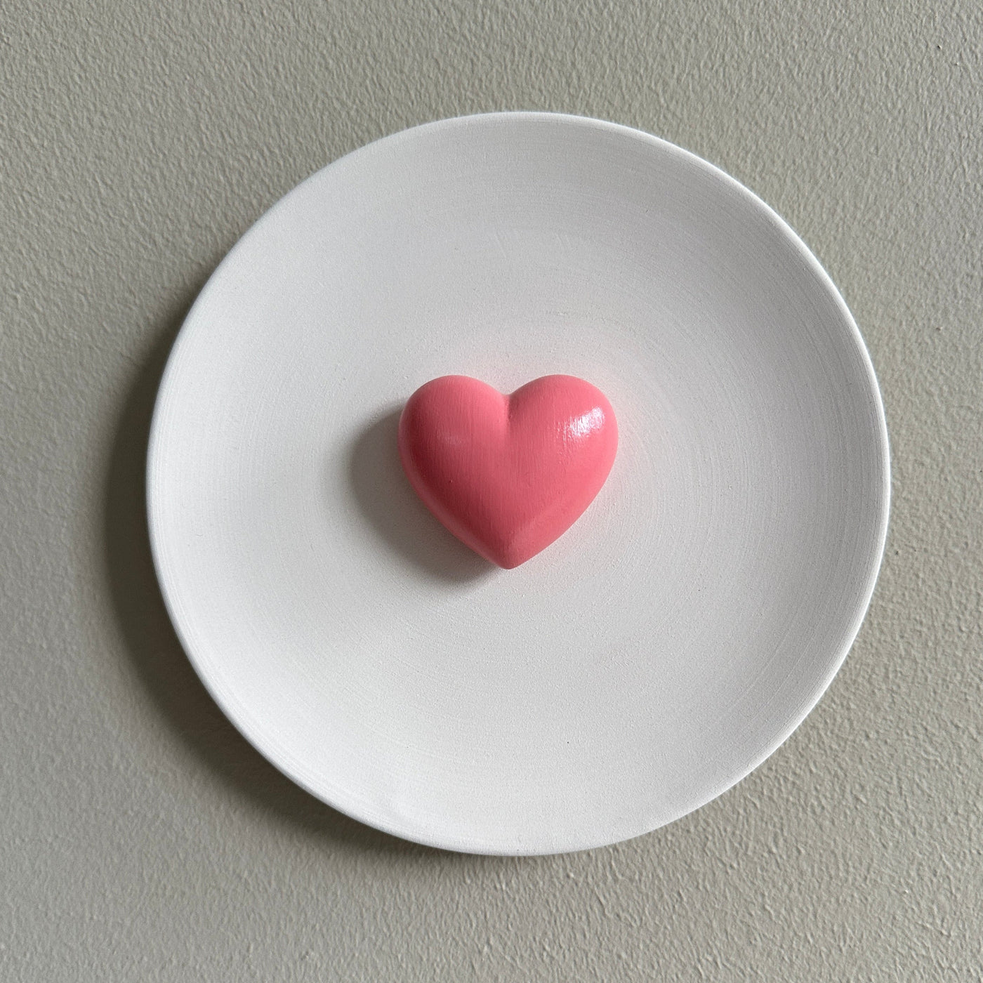 Keramieken bord off-white met 3D roze glossy hart - 16 cm