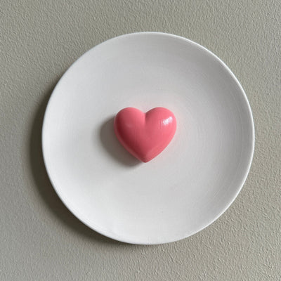 Keramieken bord off-white met 3D roze glossy hart - 16 cm