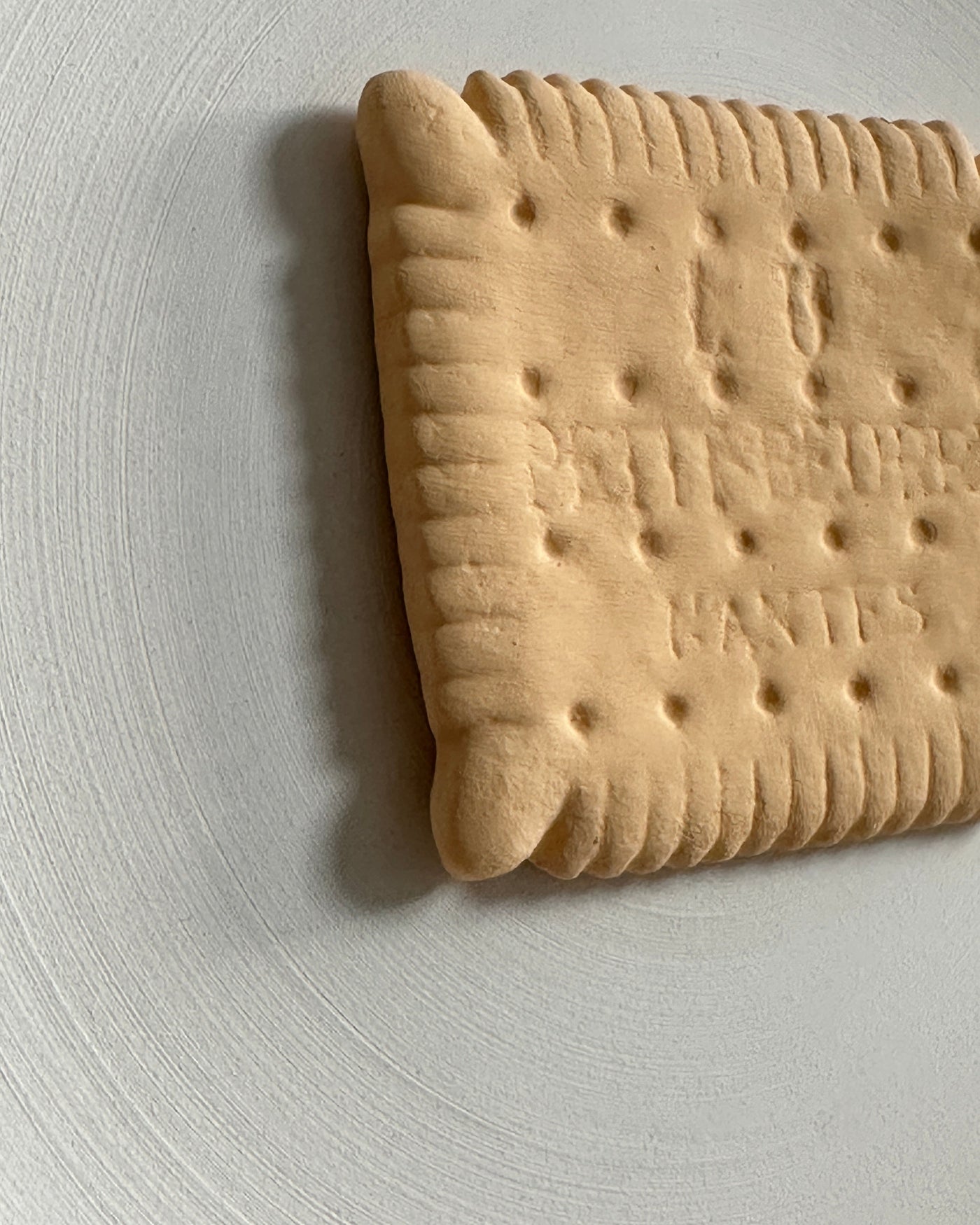 Keramieken bord off-white met 3D Lu biscuit – 16 cm handgemaakt