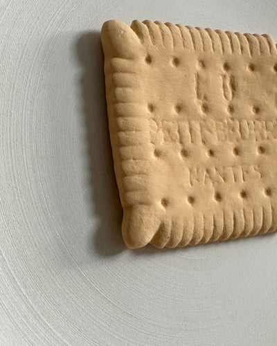 Keramieken bord off-white met 3D Lu biscuit – 16 cm handgemaakt