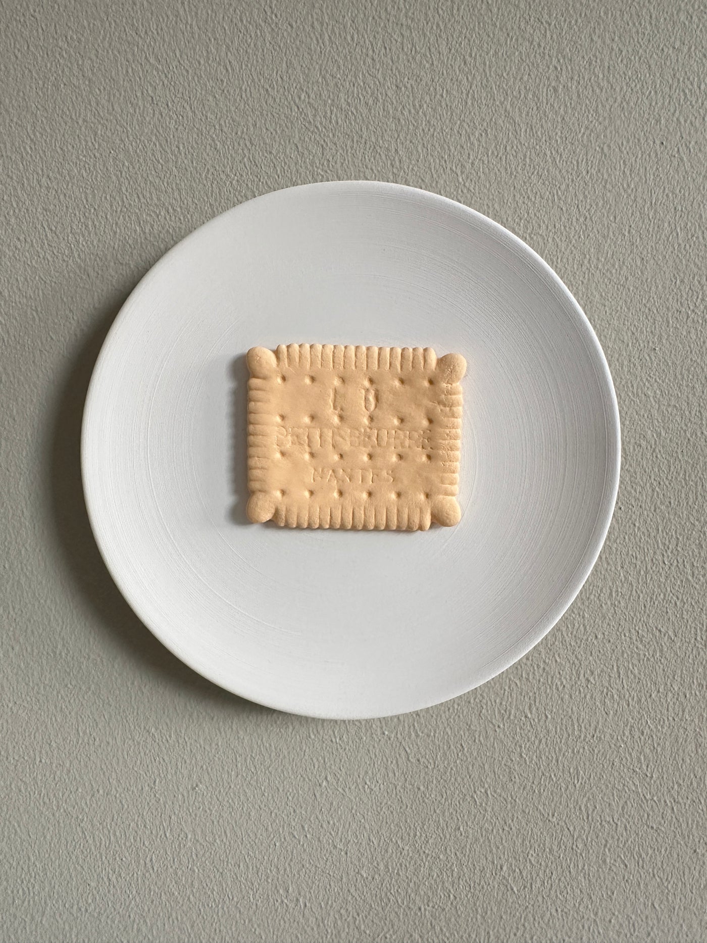 Keramieken bord off-white met 3D Lu biscuit – 16 cm handgemaakt