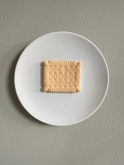 Keramieken bord off-white met 3D Lu biscuit – 16 cm handgemaakt