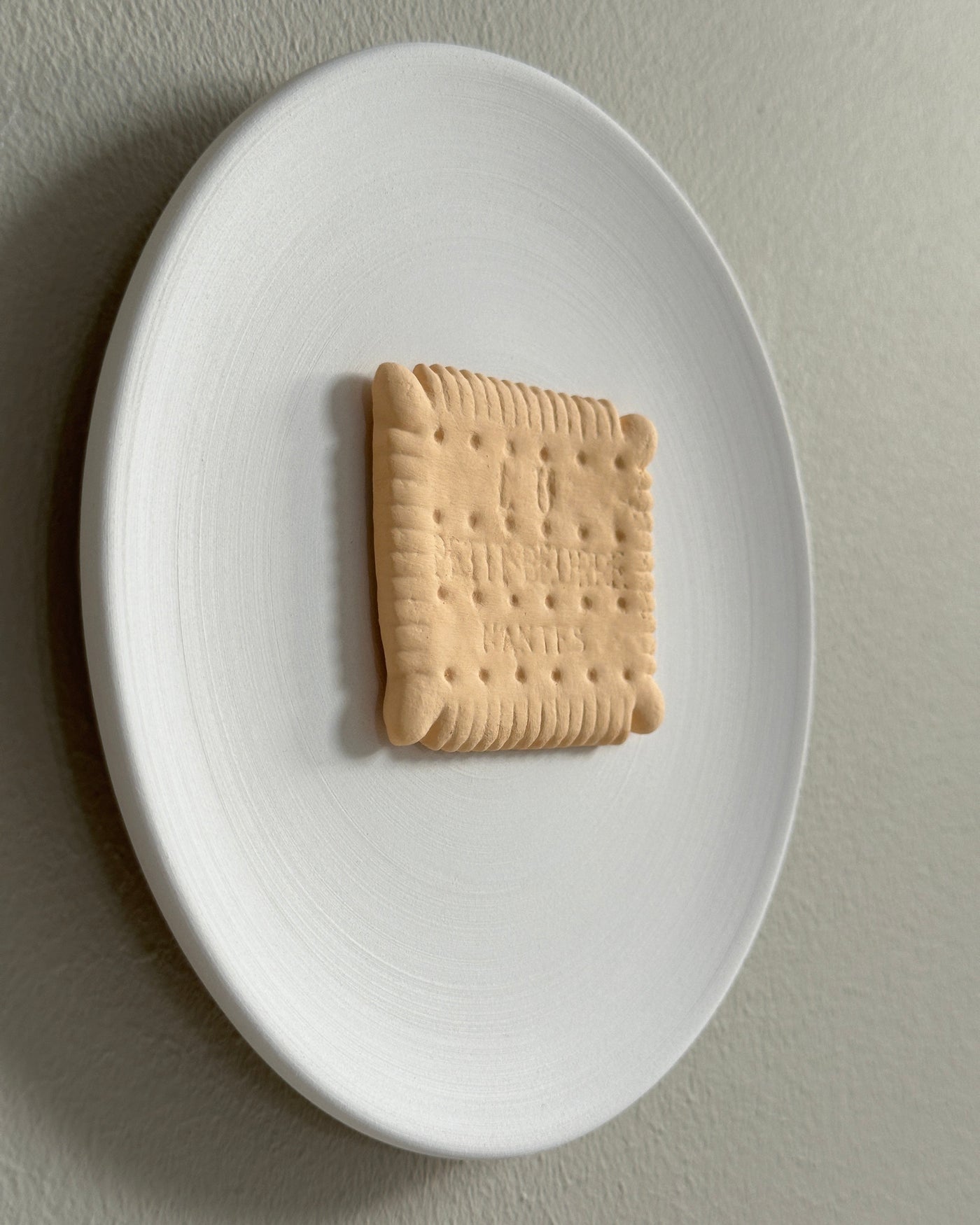 Keramieken bord off-white met 3D Lu biscuit – 16 cm handgemaakt