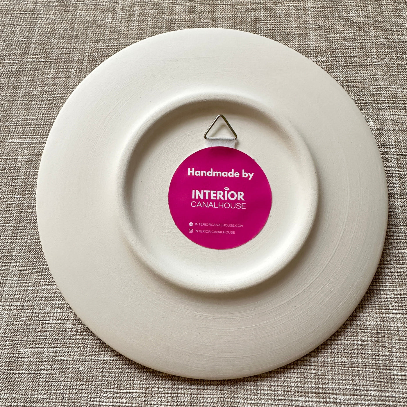 Keramieken bord off-white met koperen 3D mond – 16 cm handgemaakt