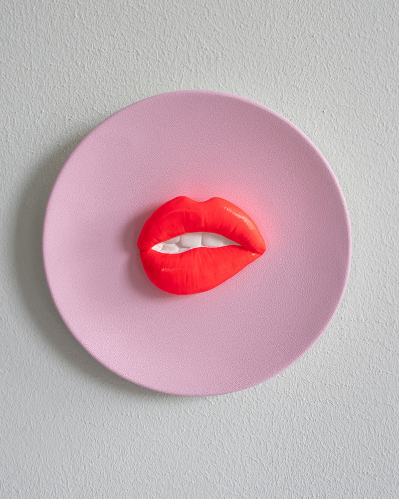 Keramieken bord roze met neon 3D mond – 16 cm handgemaakt