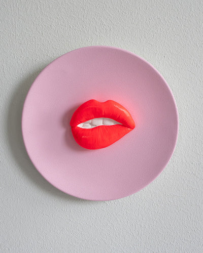 Keramieken bord roze met neon 3D mond – 16 cm handgemaakt