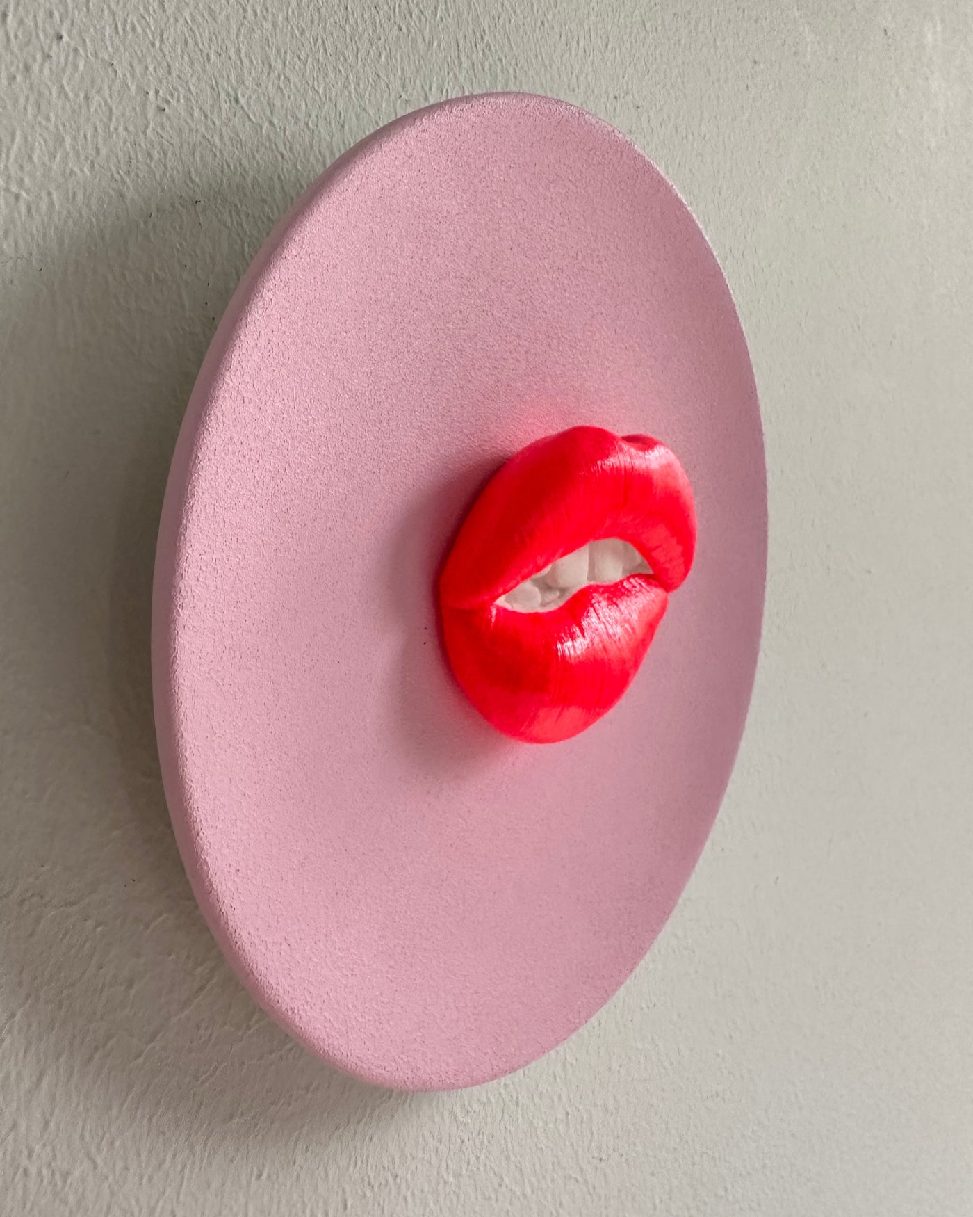 Keramieken bord roze met neon 3D mond – 16 cm handgemaakt