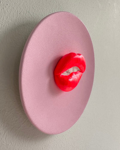 Keramieken bord roze met neon 3D mond – 16 cm handgemaakt