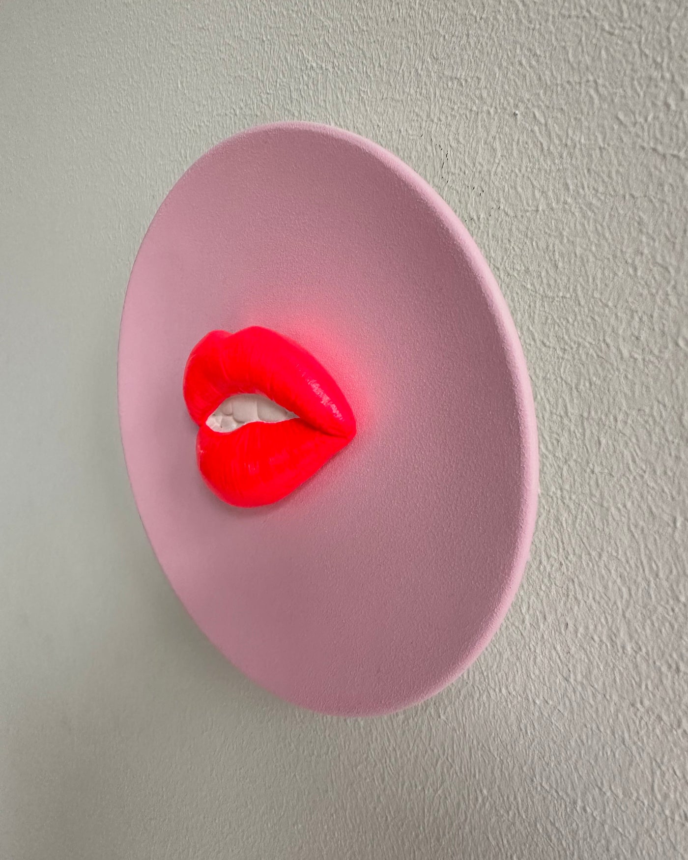 Keramieken bord roze met neon 3D mond – 16 cm handgemaakt