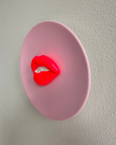Keramieken bord roze met neon 3D mond – 16 cm handgemaakt