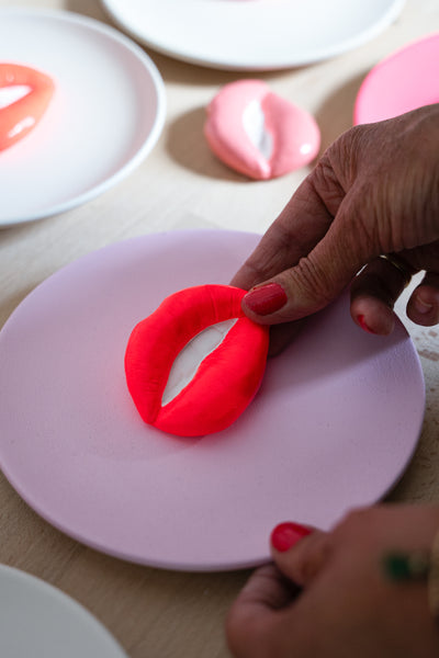 Keramieken bord roze met neon 3D mond – 16 cm handgemaakt