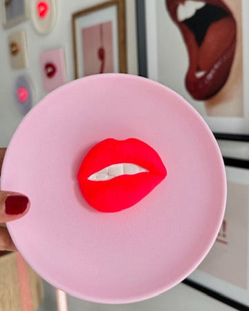 Keramieken bord roze met neon 3D mond – 16 cm handgemaakt