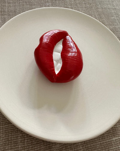 Keramieken bord met rode 3D mond – 16 cm handgemaakt